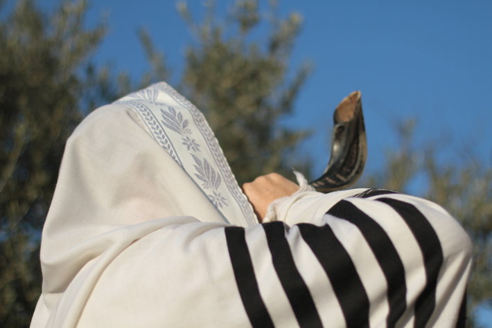 The blowing of the shofar (Shutterstock.com)